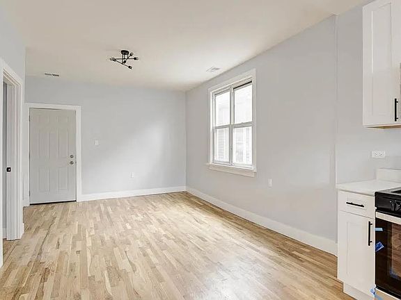 3rd image of 1626 N Washtenaw Ave APT 1R