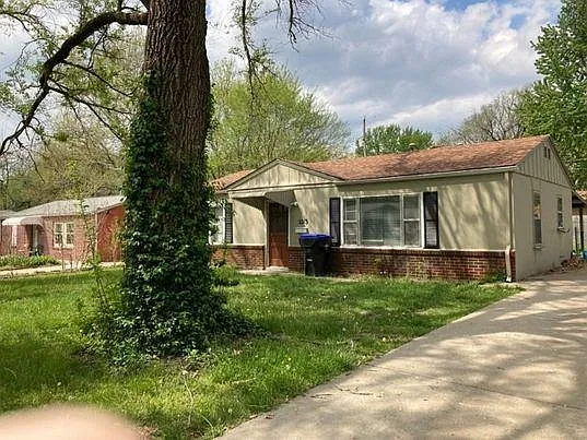 2213 SW Winterwood Ln — Photo 2