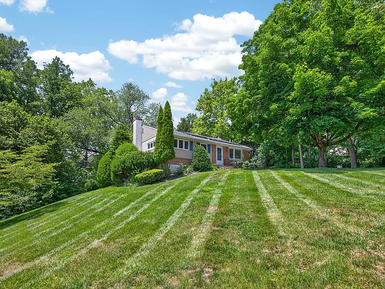 527 Oriole Dr — Photo 16