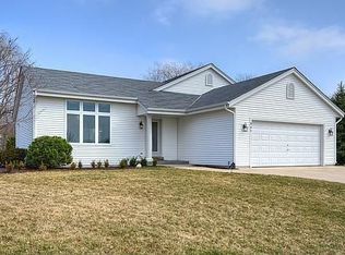 941 Chesterwood Ct, Pewaukee, WI 53072