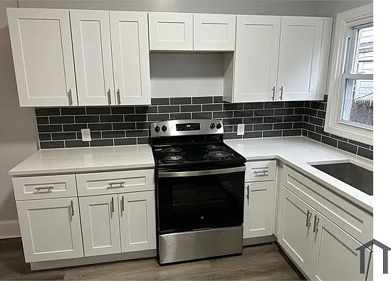 4 bed, 1000 sqft, $2,460 — Photo 3