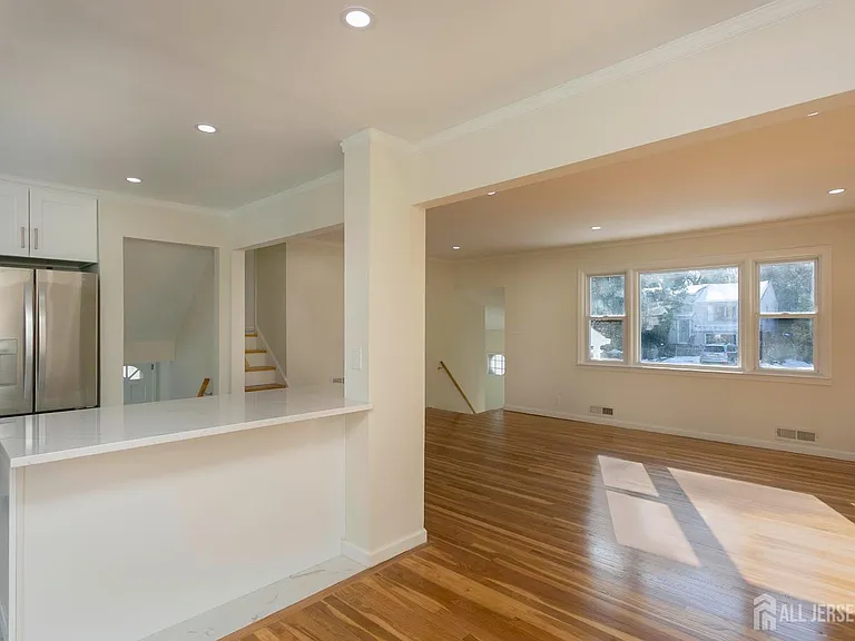 40 Essex Ave — Photo 9