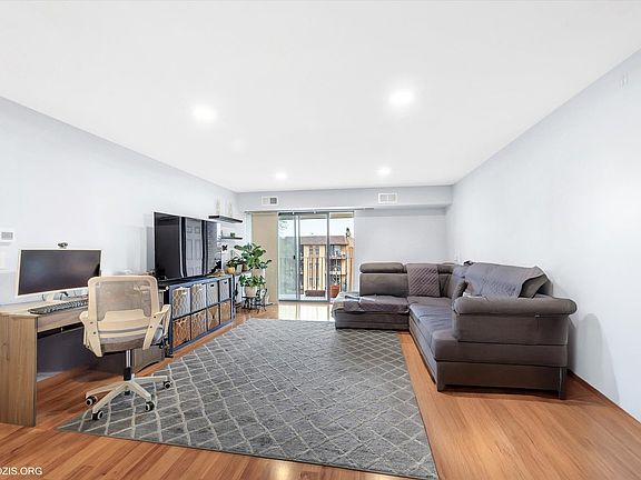 4th image of 4702 N Austin Ave APT 303