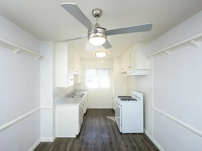 Whitsett Courtyard Apartments — Photo 8