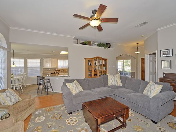 3rd image of 636 Chestnut Dr