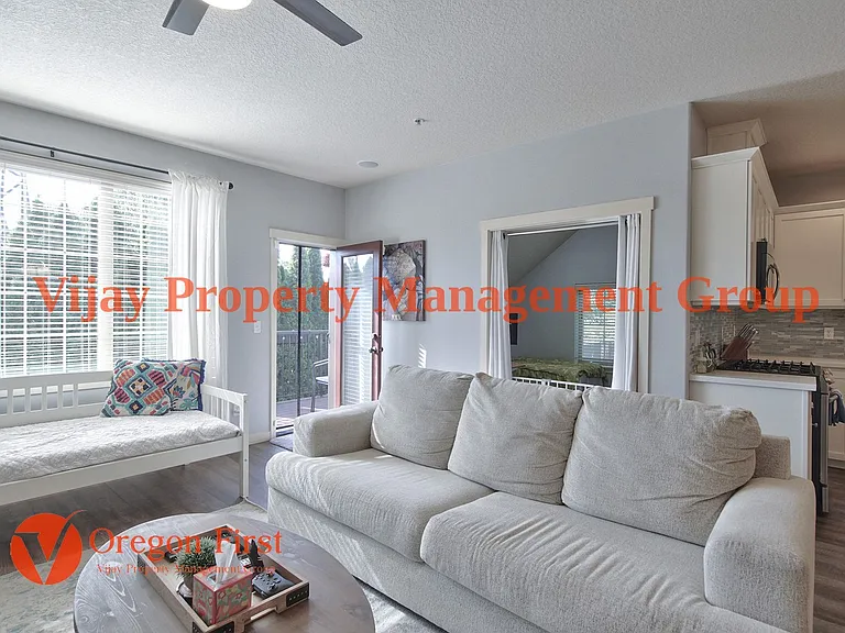 825 NE Wheelock Pl — Photo 10