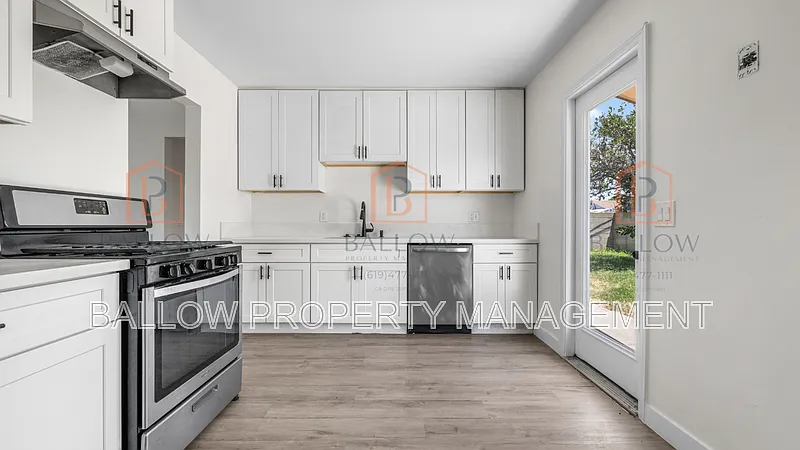 3 bed, 1.0 bath, 1000 sqft, $3,200 — Photo 1