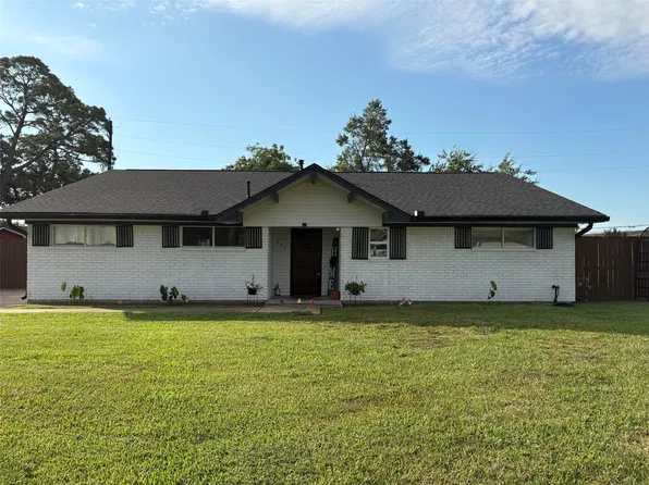 211 Staples Dr, Baytown, TX 77523
