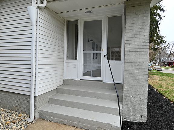 3rd image of 3928 N Kenwood Ave
