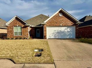 1911 Hollyglen Dr, Tyler, TX 75703