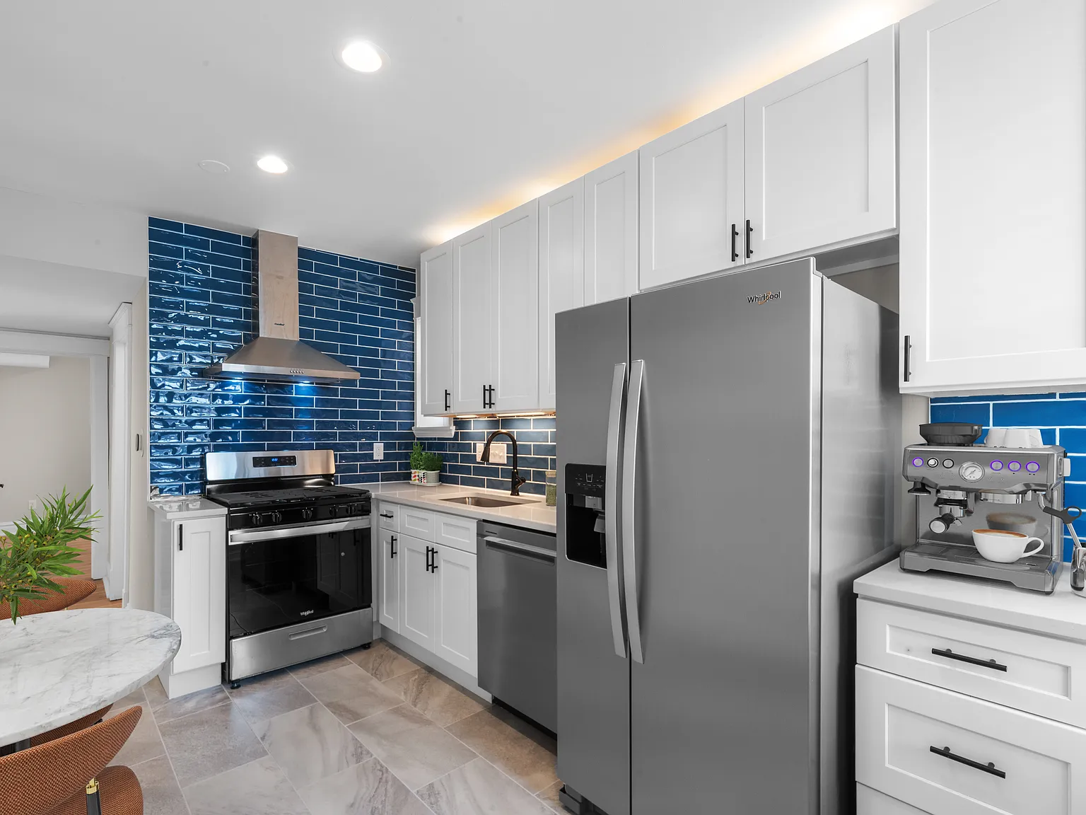 3 bed, 1200 sqft, $2,400 — Photo 4