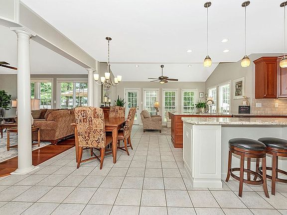 4th image of 9903 Wentworth Pl