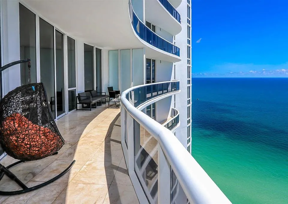 15901 Collins Ave