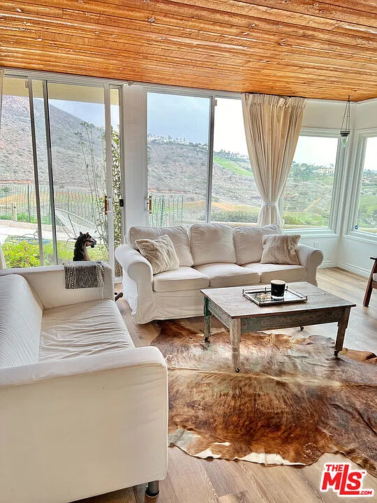 3 bed, 3.0 bath, 1292 sqft, $6,600 — Photo 3