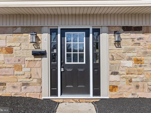 4 Traynor Ln, Willingboro, NJ 08046