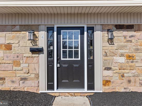 4 Traynor Ln, Willingboro, NJ 08046