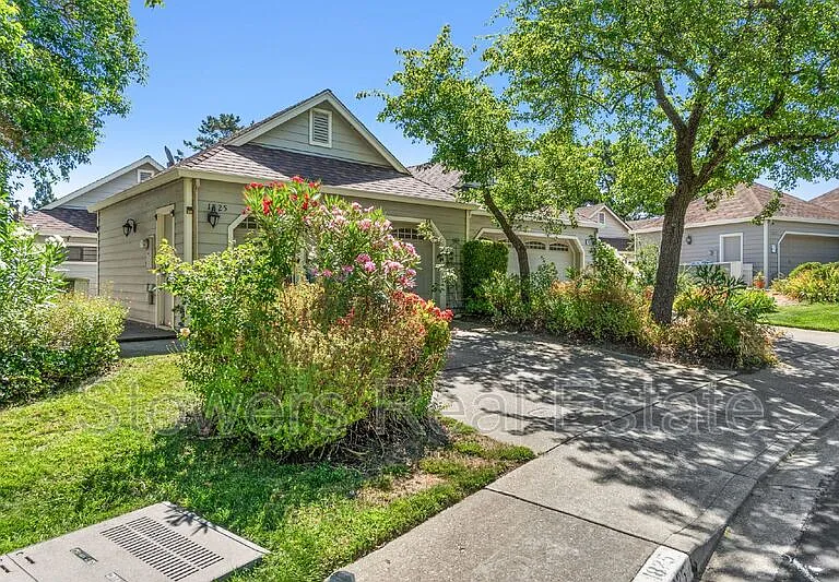 1825 N Forest Hill Pl — Photo 2