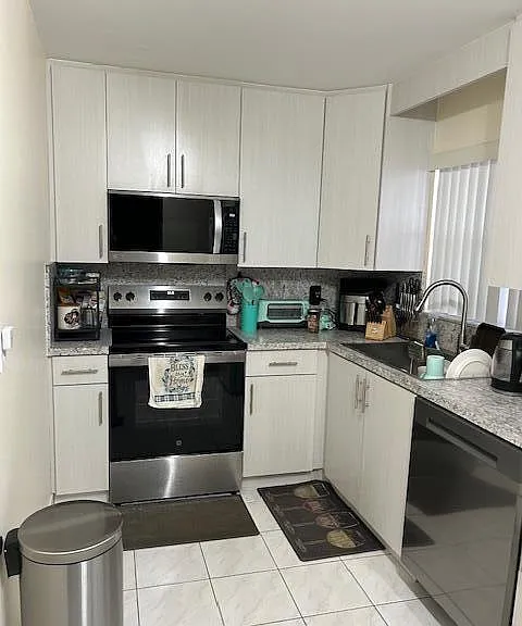 200 Lake Carol Dr — Photo 2