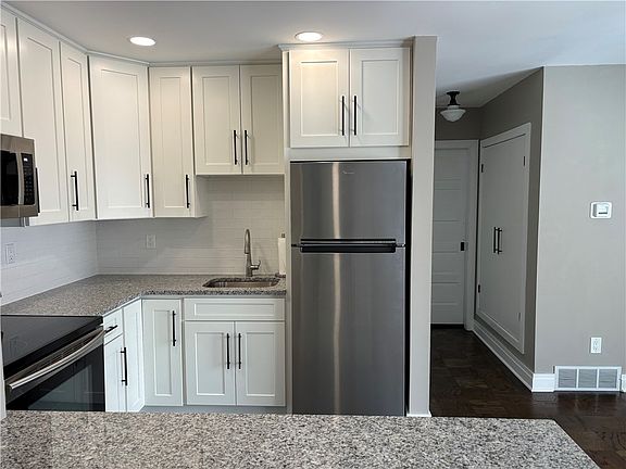 3rd image of 129 Baywood Ave APT 2B3