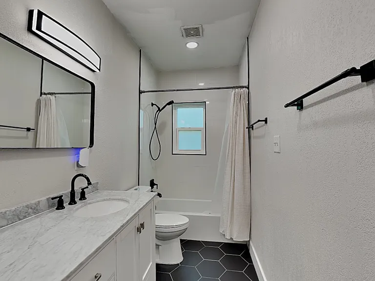 3801 1/2 W Palmira Ave — Photo 10