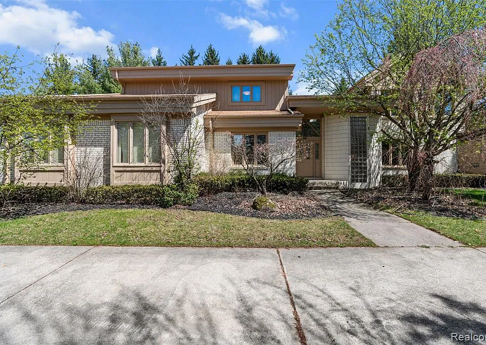 6739 Arlington Dr