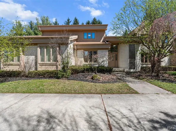 6739 Arlington Dr, West Bloomfield, MI 48322