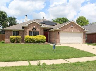 1070 Hillwood Dr, Saginaw, TX 76179