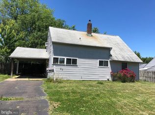30 Redbrook Ln, Levittown, PA 19055