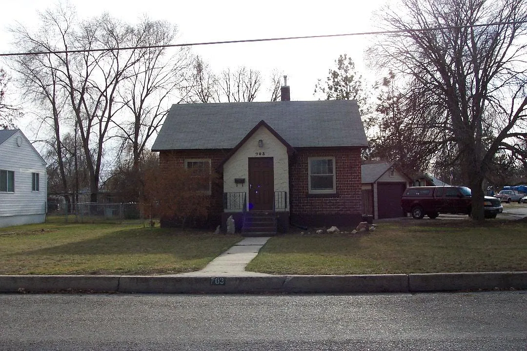 Building Photo - 703 9th St S