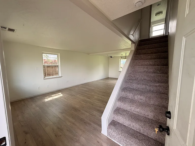912 SW 5th St — Photo 3