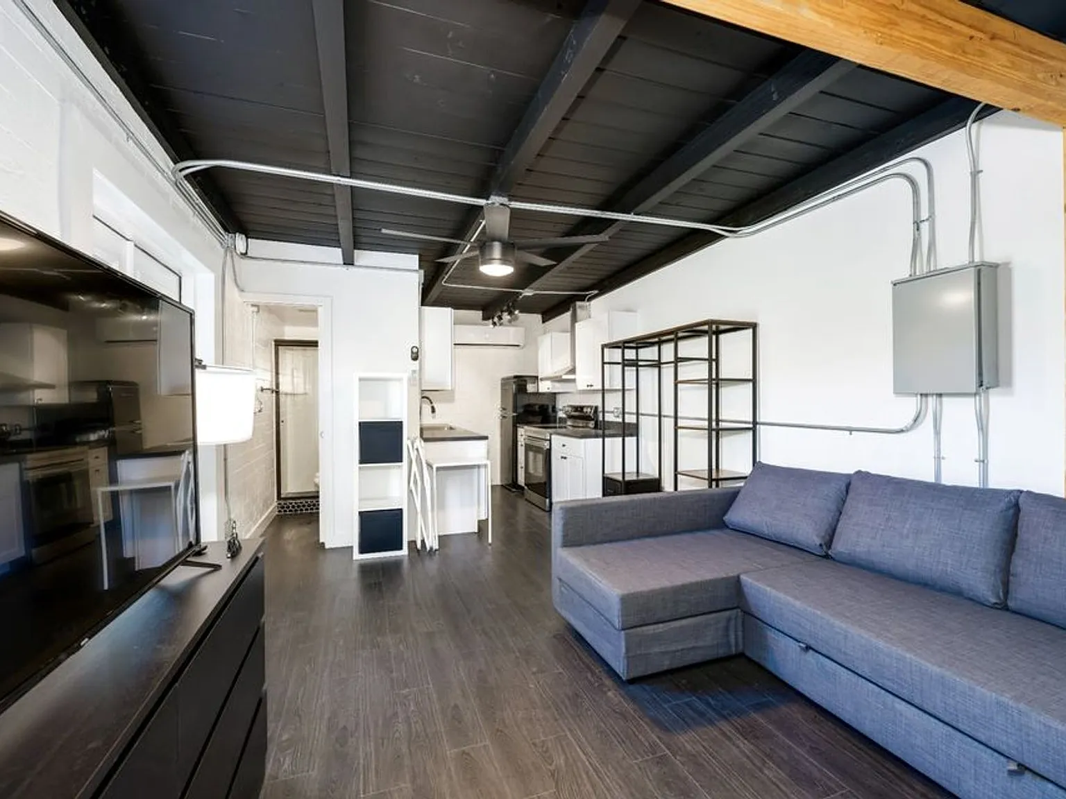 Stunningly Renovated, Fully Furnished Home — Photo 4