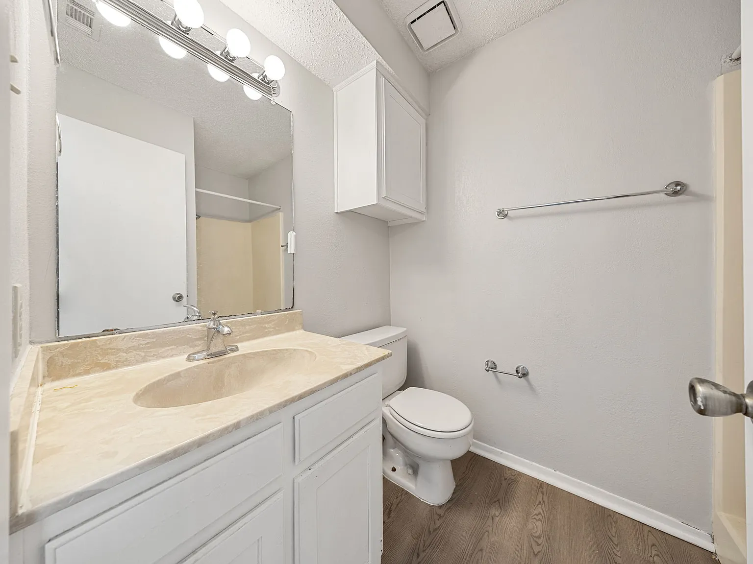 2 bed, 2.5 bath, 1047 sqft, $1,450 — Photo 3