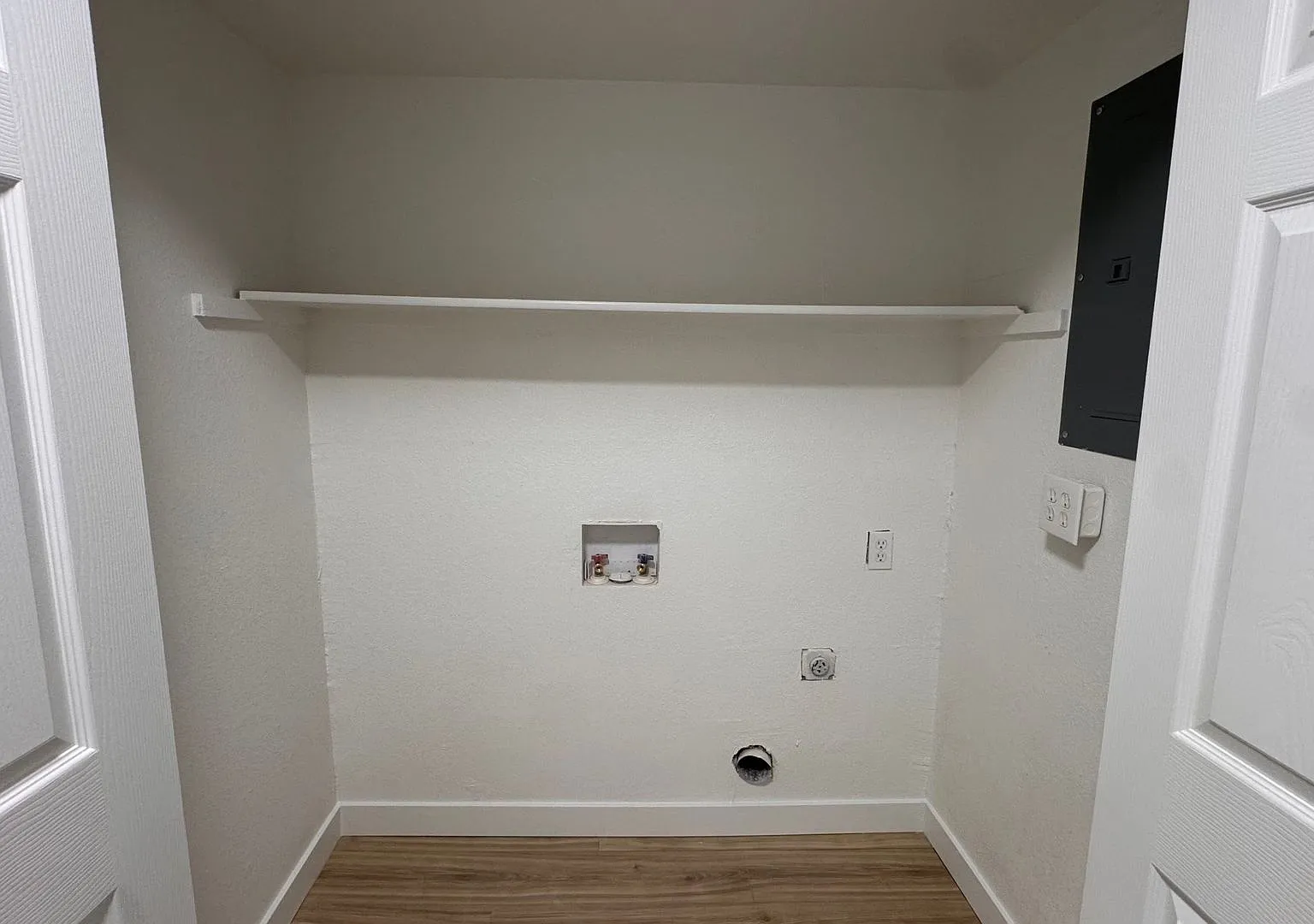 1 bed 1 bath Great location off 2nd and Sable near 6th and I-225 and Aurora Mall — Photo 1