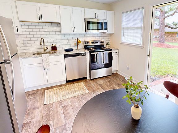 Newly Renovated 2 bed 1.5 bath-Villas at North Point and South Point Apartments
