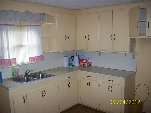 2nd image of 3470 Woodrow Dr