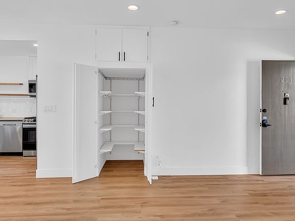 5th image of 1233 N Laurel Ave