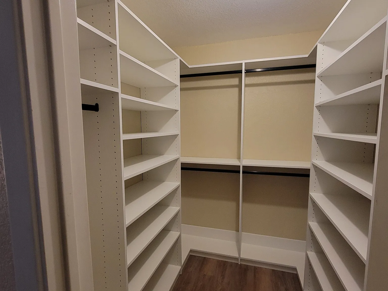 3 bed, 1353 sqft, $2,200 — Photo 4