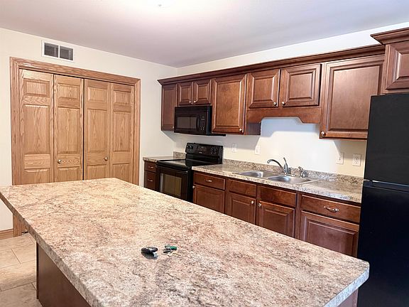 3rd image of 583 Tanzanite Dr