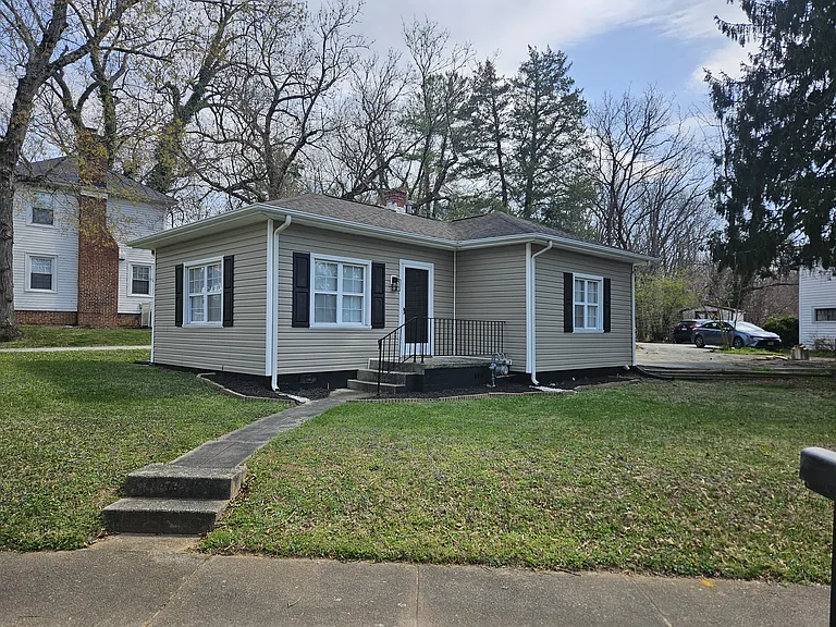 205 Whittle St — Photo 2