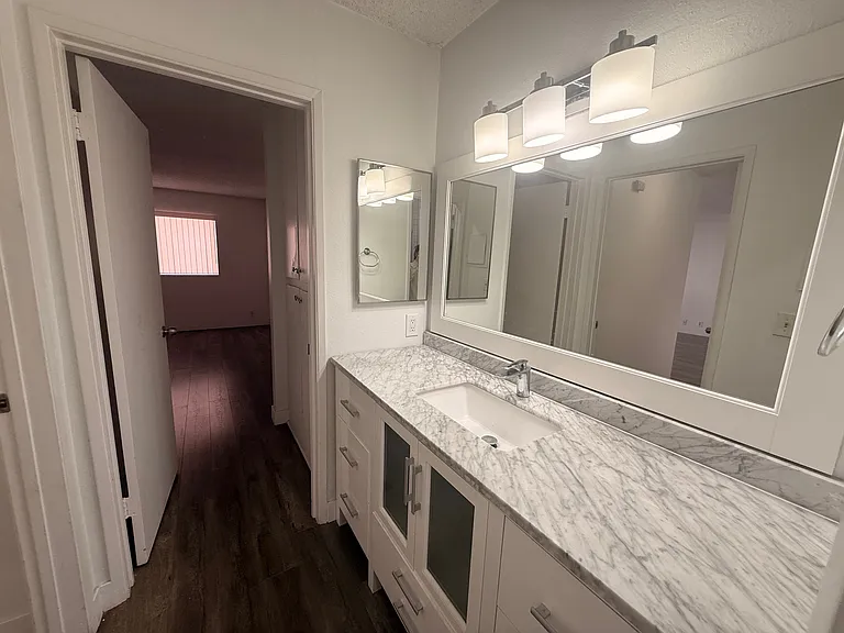 1420 North Mansfield Avenue - 205 — Photo 17
