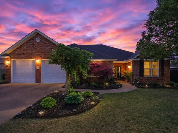 1299 S Saint Andrews Cir, Fayetteville, AR 72701