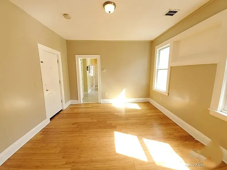 43 Underwood St #6R — Photo 6