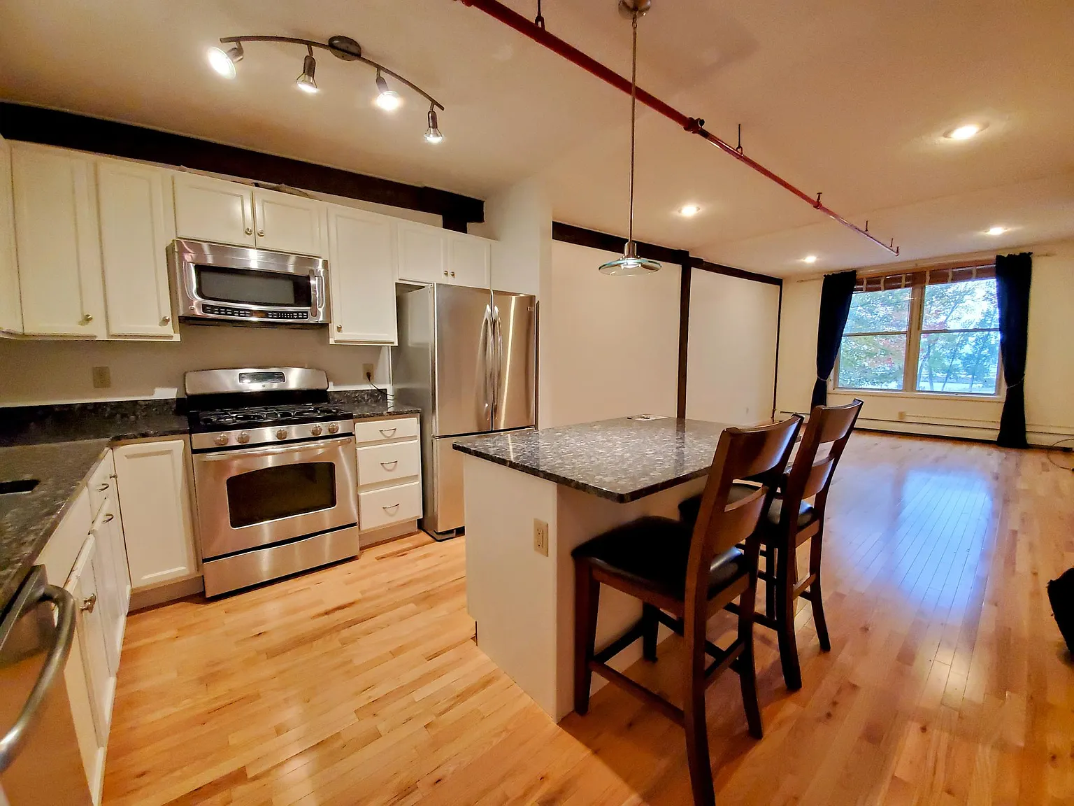 1 bed, 840 sqft, $2,400 — Photo 4