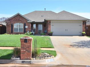 608 E Greenwood Ln, Mustang, OK 73064