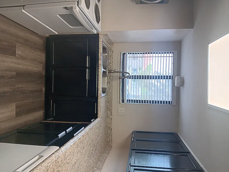 2541 S Myrtle Ave #C — Photo 32