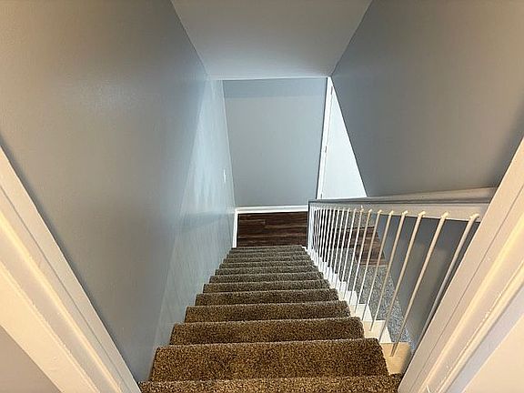3rd image of 214 Oak Knoll St