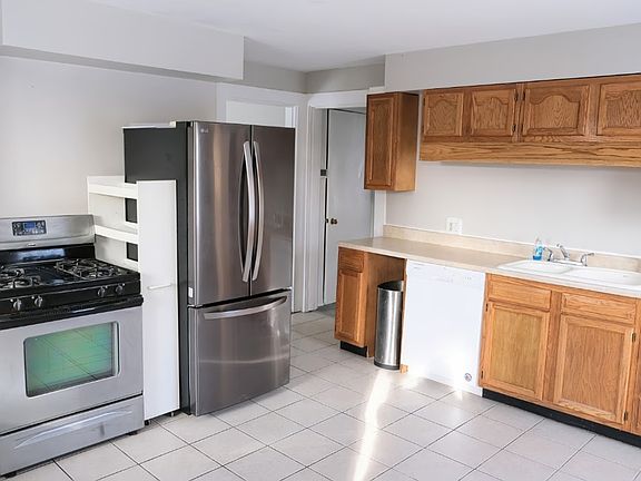 3rd image of 41 Sylvia Ave Floor 1