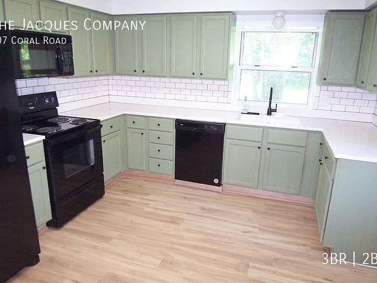 407 Coral Rd — Photo 6