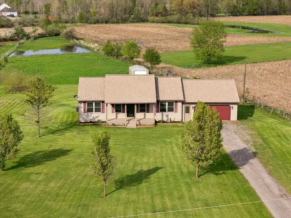 1825 River Bend Dr, Fowlerville, MI 48836