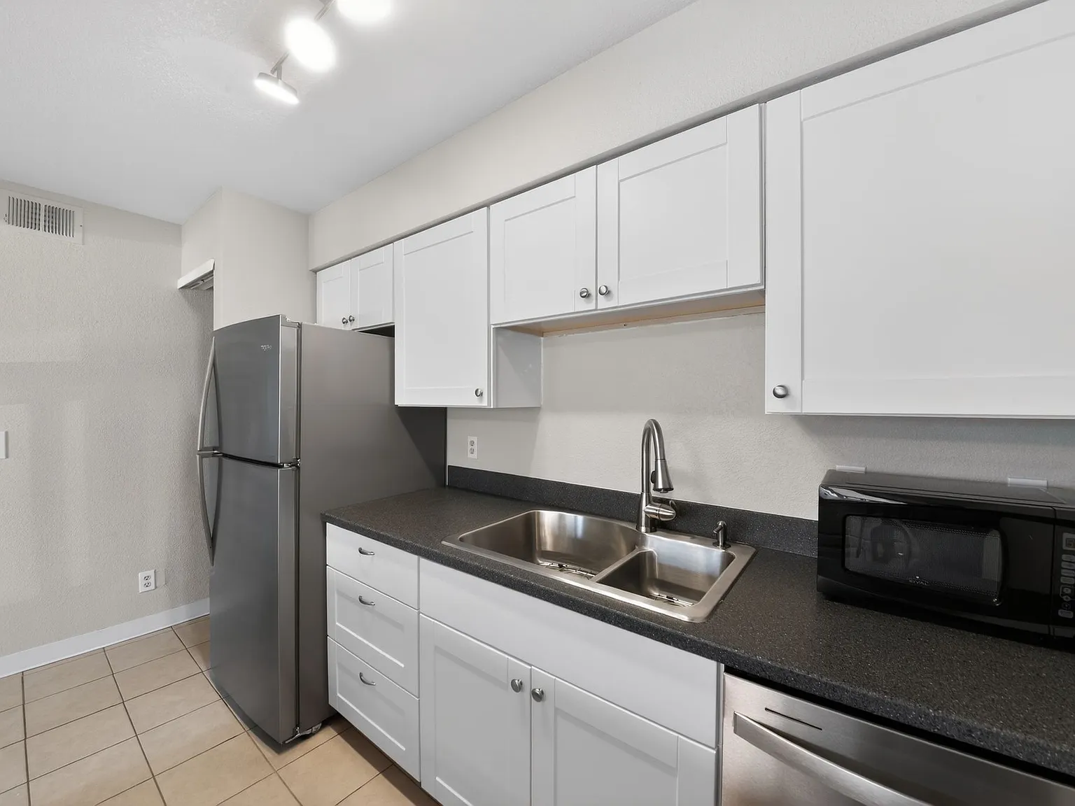 2 bed, 920 sqft, $1,750 — Photo 4